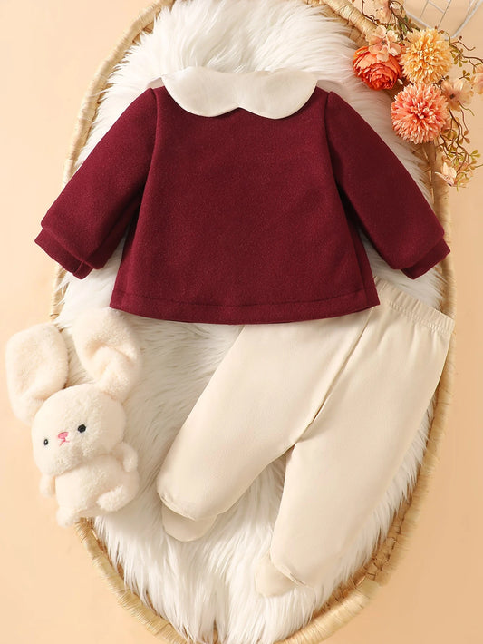 Prenda burdeos conjunto para bebé con pantalón crema vista trasera