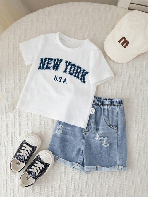 Prenda blanca conjunto para bebe con estampado New York y shorts de mezclilla vista frontal