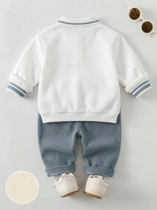 Prenda blanca conjunto para bebe con sudadera de manga larga y pantalón azul vista trasera