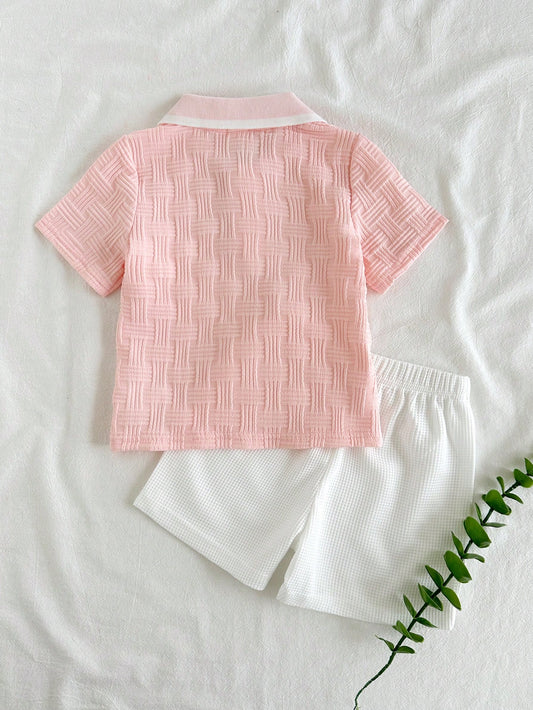 Prenda rosa conjunto para bebe con polo texturizado y short blanco vista trasera