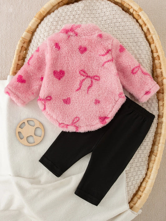 Prenda rosa conjunto de felpa para bebe con estampado de corazones vista trasera
