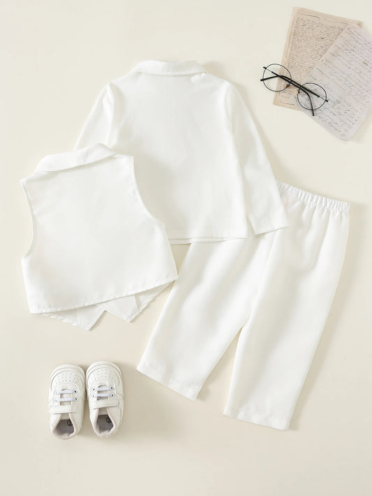 Conjunto blanco de 3 piezas para bebe con camisa de manga larga, chaleco y pantalón, vista trasera.