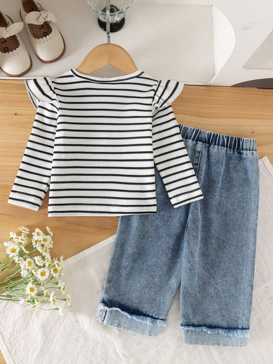 Conjunto blanco a rayas para bebé con pantalón de mezclilla azul, vista trasera.