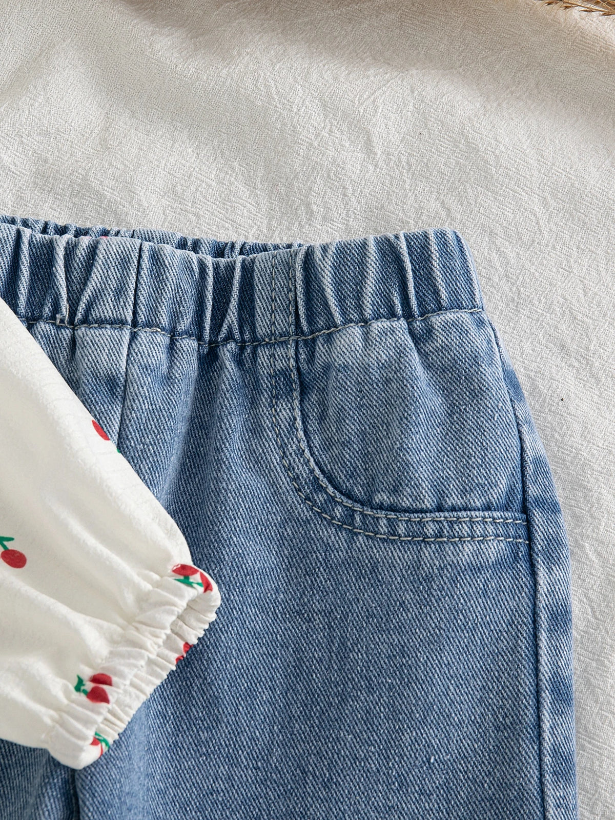 Pantalón de mezclilla azul para bebe con cintura elástica y detalle de bolsillo