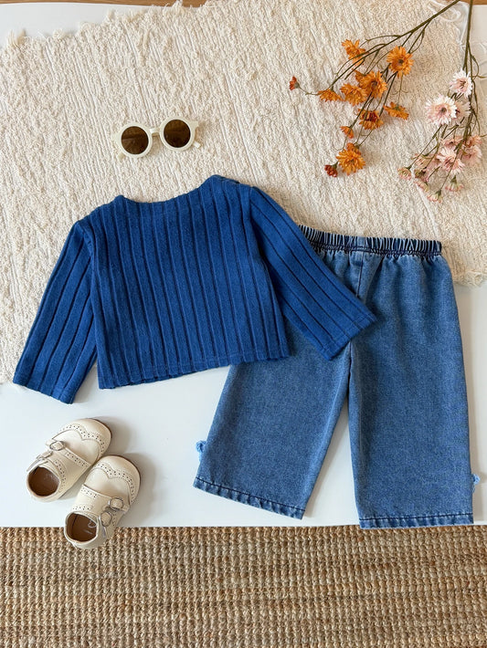 Conjunto azul de chaqueta y jean para bebé, vista posterior.