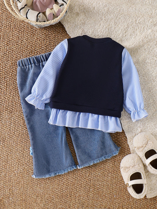 Conjunto azul marino con flores para bebé, vista posterior de blusa y pantalón.