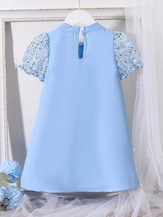 Vestido azul elegante con lazo y mangas abullonadas