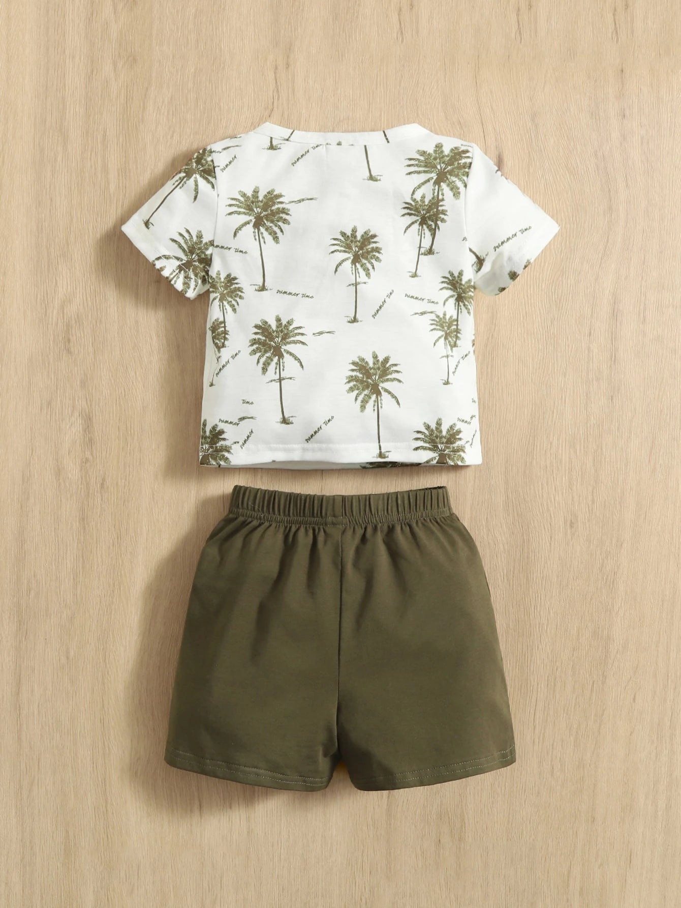 Prenda blanca camiseta para bebe detalle de estampado tropical con palmeras