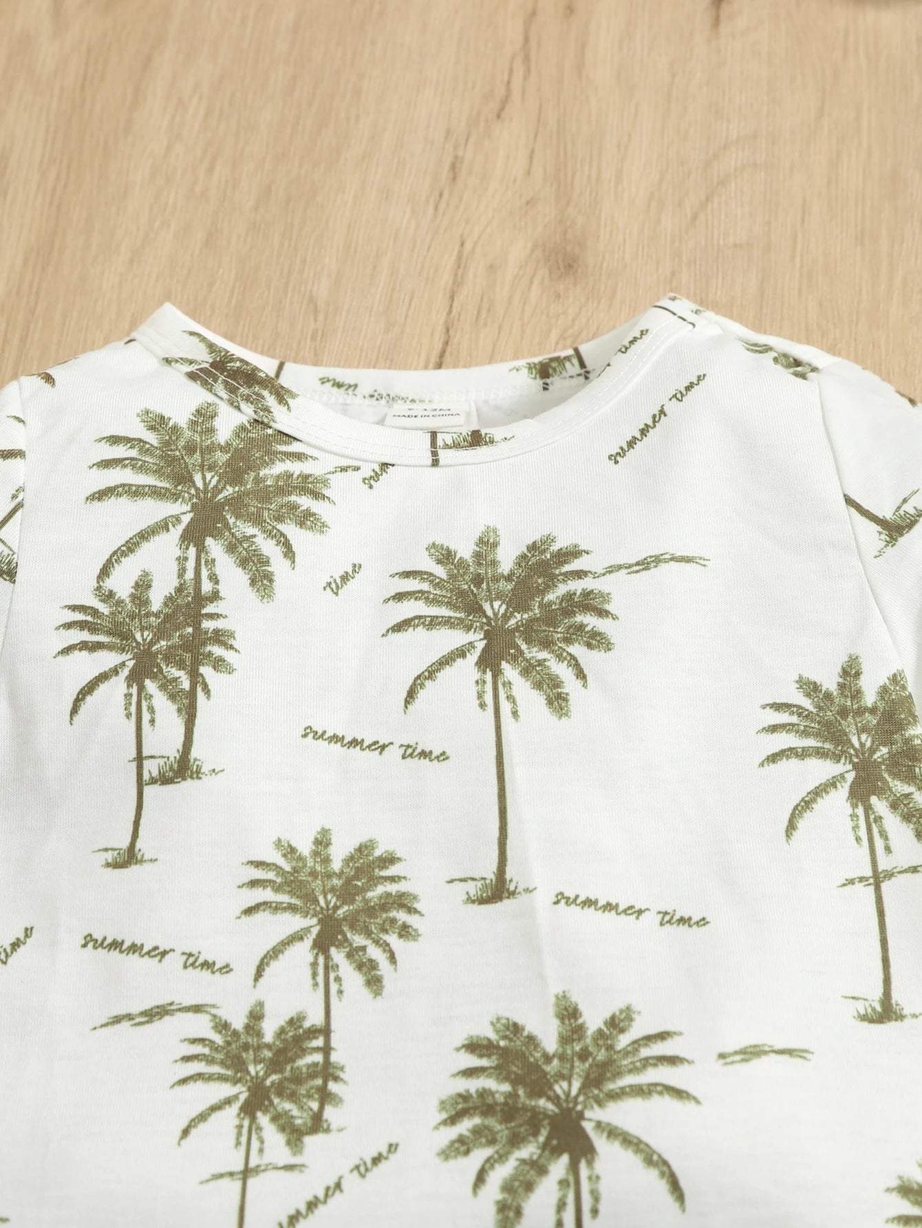 Prenda blanco y verde conjunto para bebe vista trasera con camiseta y short