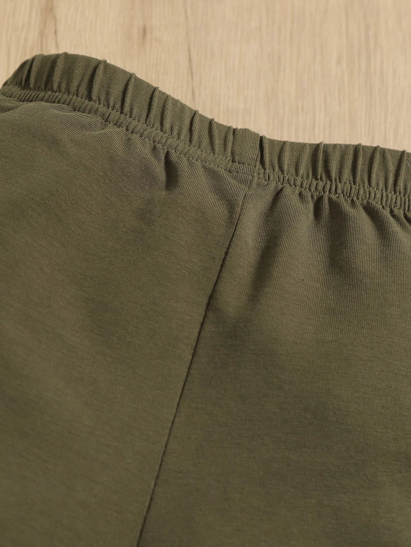 Prenda blanco y verde conjunto para bebe vista completa con estampado tropical