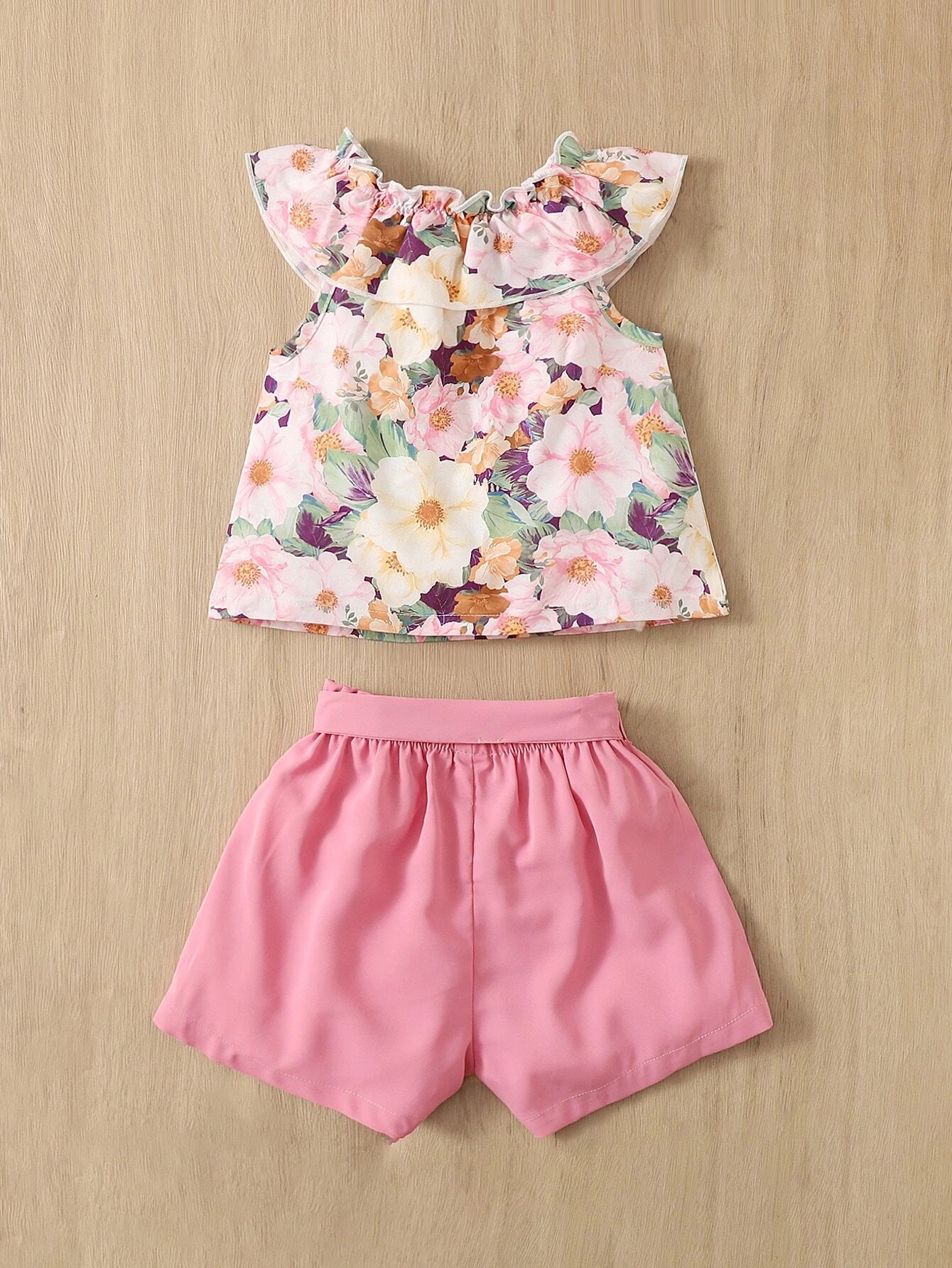 Conjunto multicolor floral con shorts rosa y cinturón