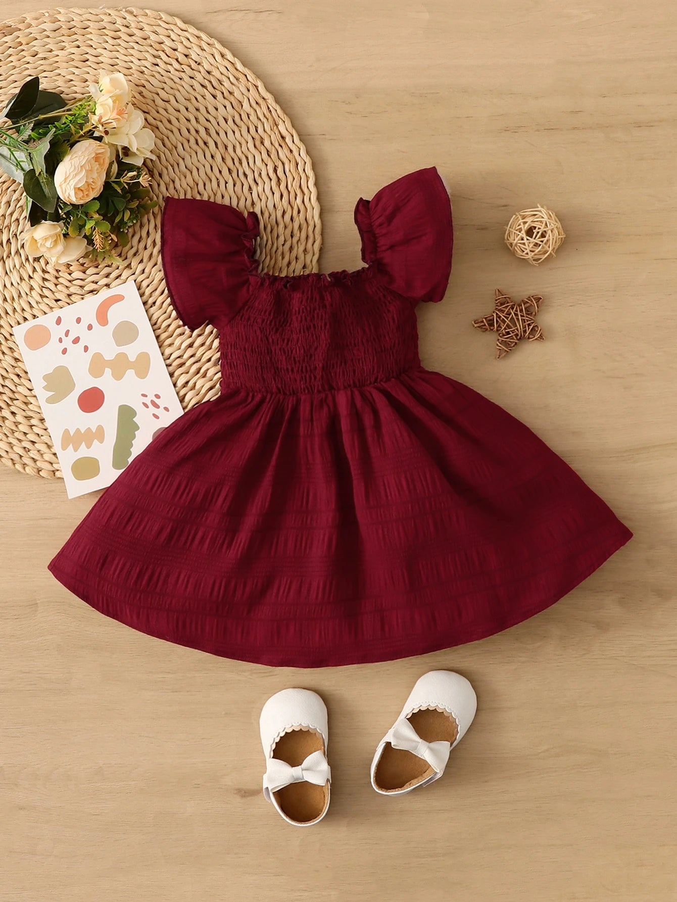 Prenda burdeos vestido para bebe detalle del cuerpo fruncido y mangas con volantes