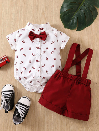 Prenda blanco body camisero para bebe con estampado de dinosaurios y shorts rojos vista frontal
