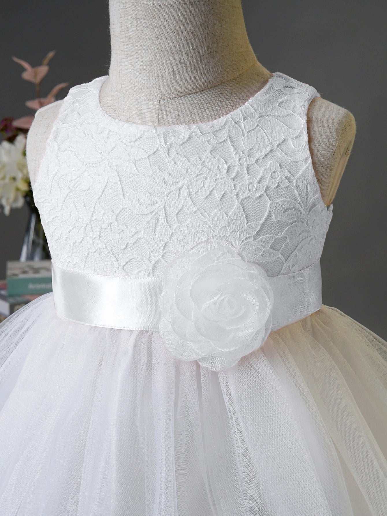Vestido blanco elegante con encaje y falda de tul