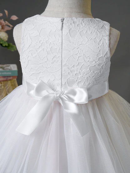 Vestido blanco elegante con encaje y falda de tul