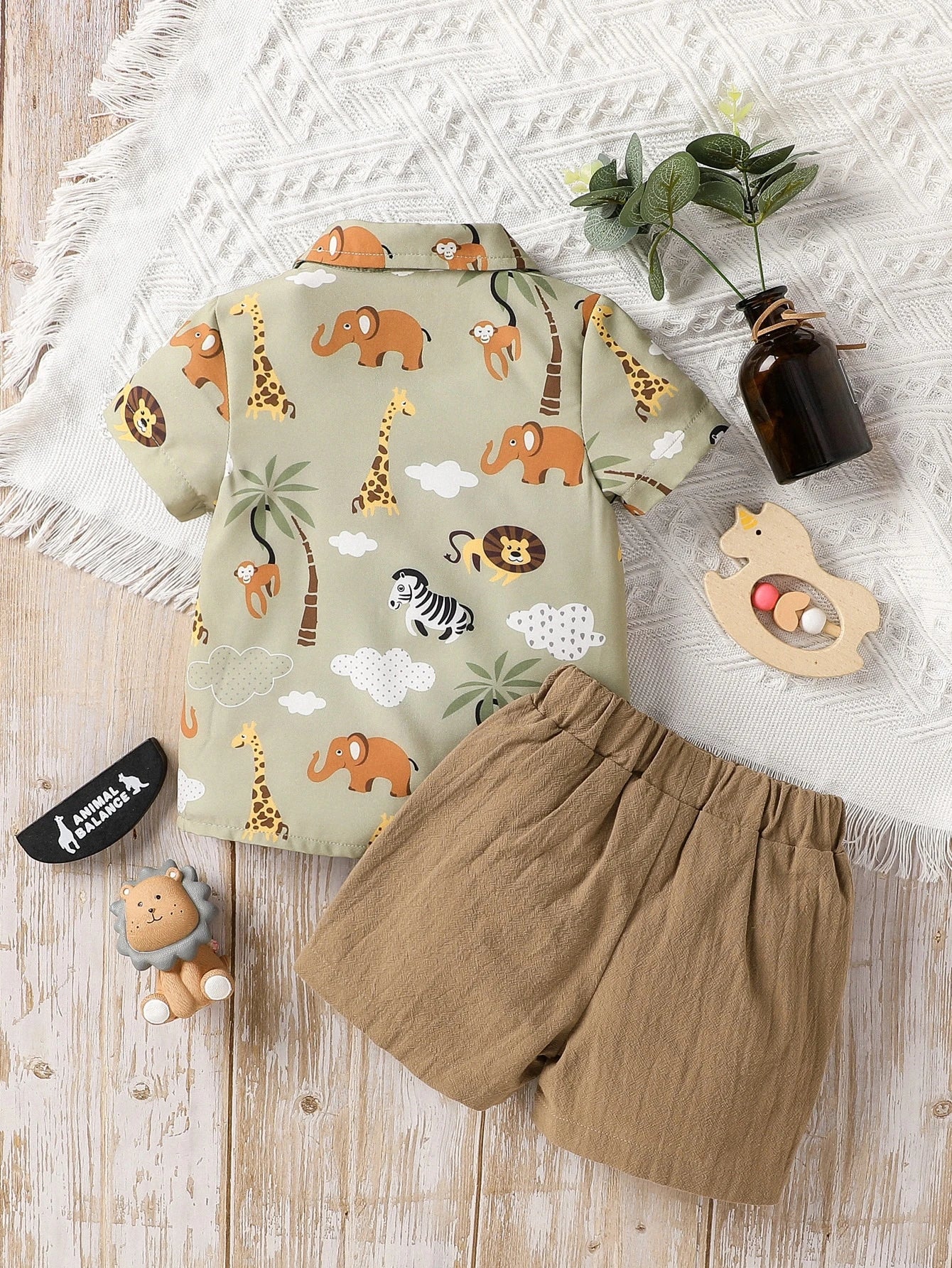 Prenda verde conjunto safari para bebe vista trasera