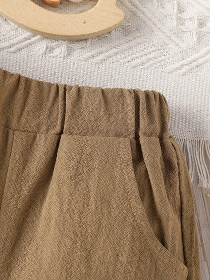 Prenda caqui short para bebe detalle de cintura elástica