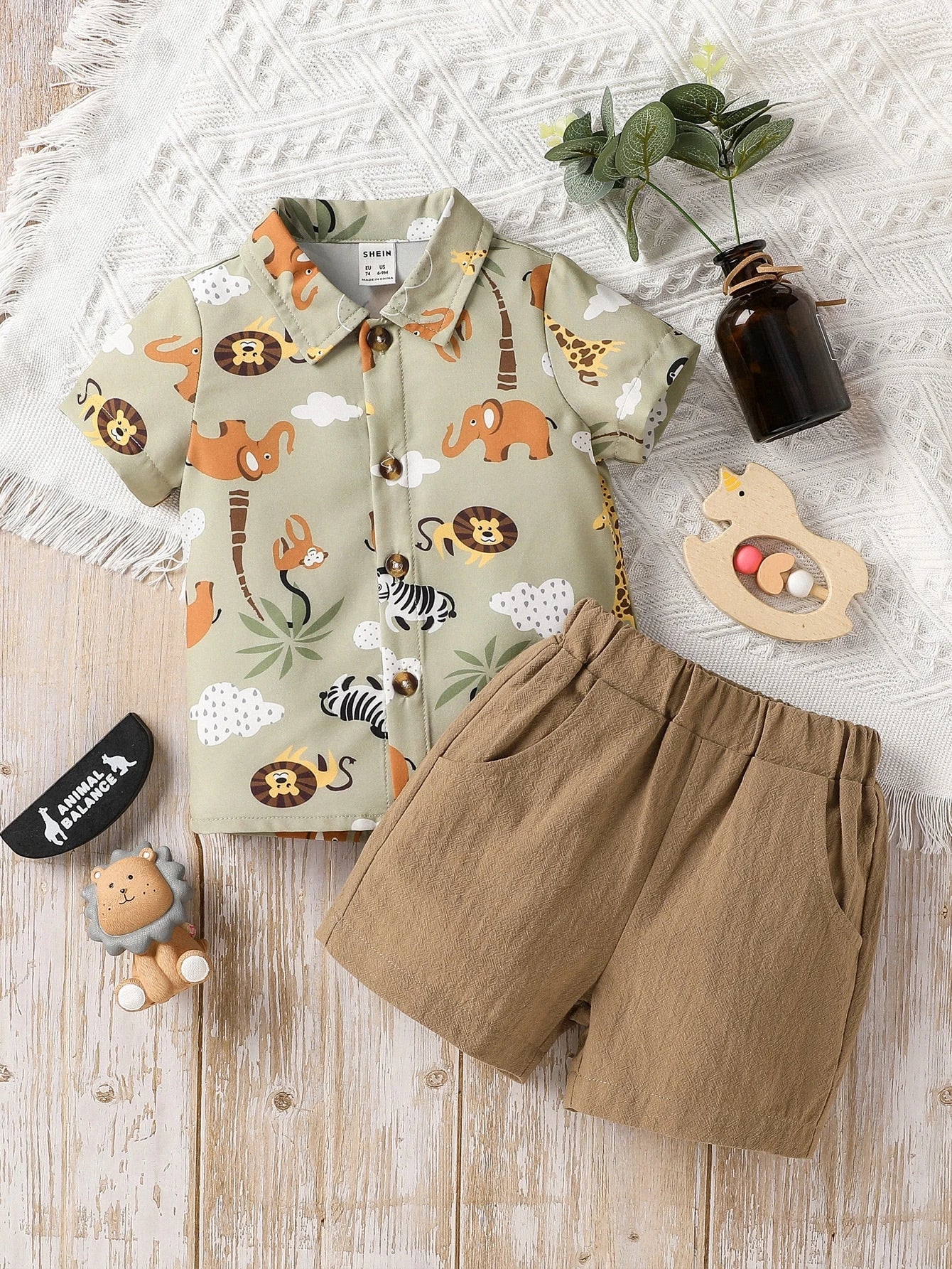 Prenda verde conjunto safari para bebe vista frontal
