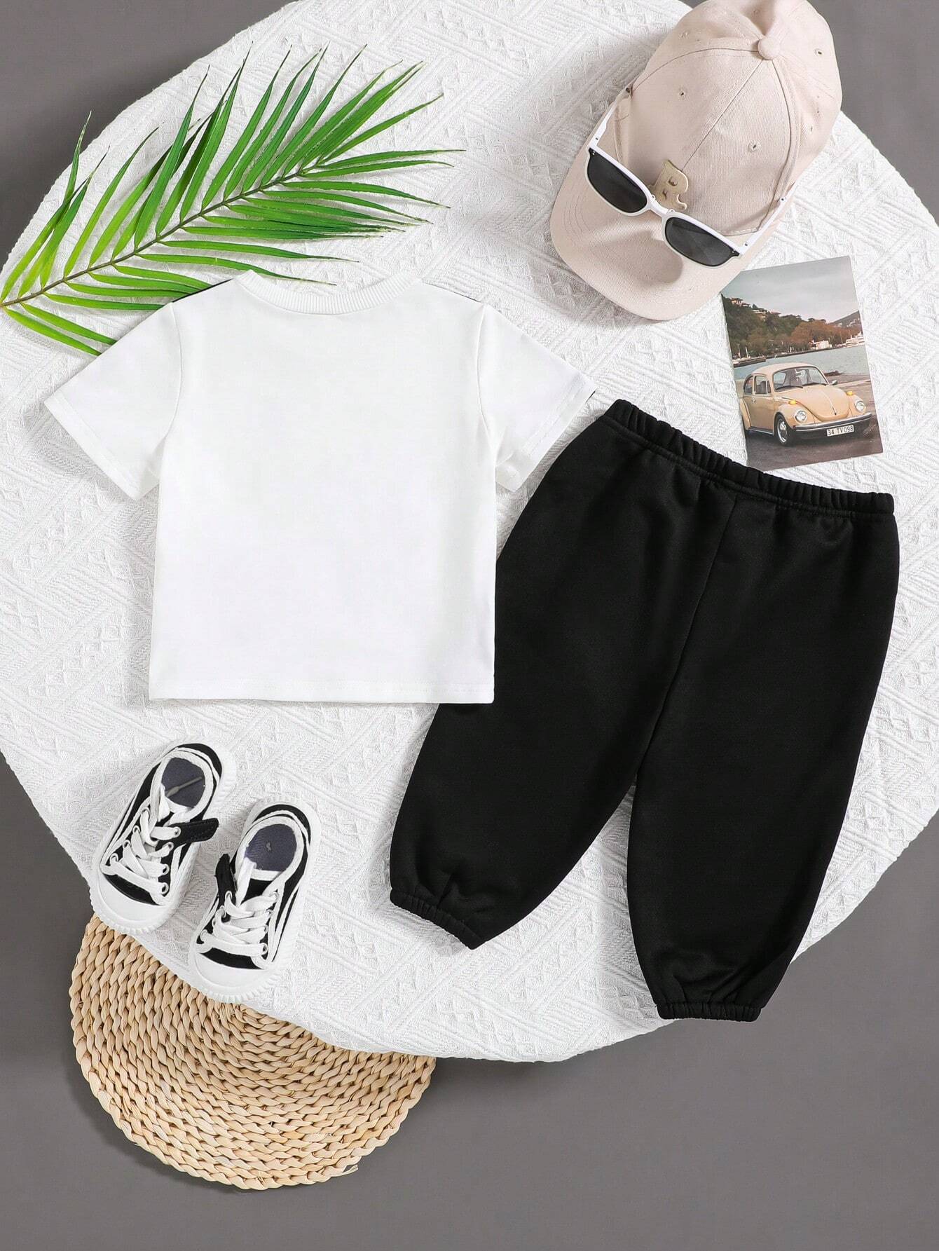 Prenda blanco camiseta para bebe detalle del acabado y cuello redondo