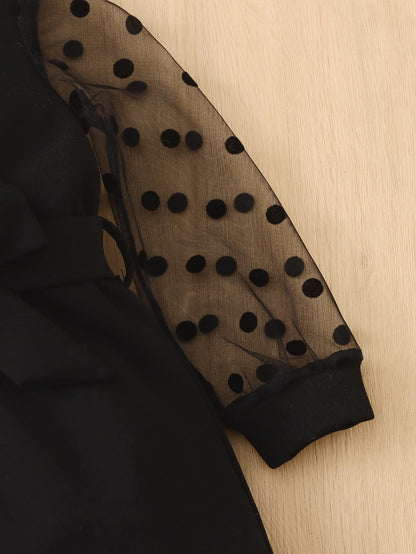 Prenda negra enterizo para bebe con detalle de manga de malla con lunares