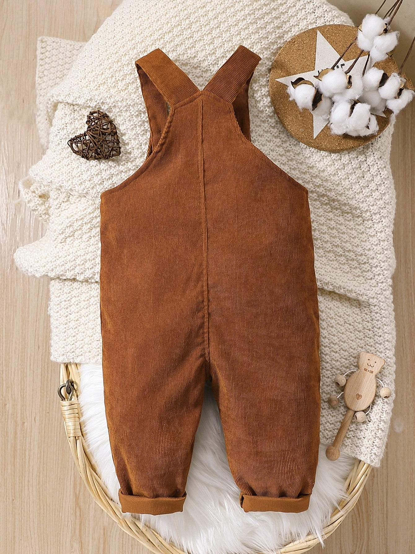 Prenda marrón overol para bebe vista trasera con tirantes cruzados