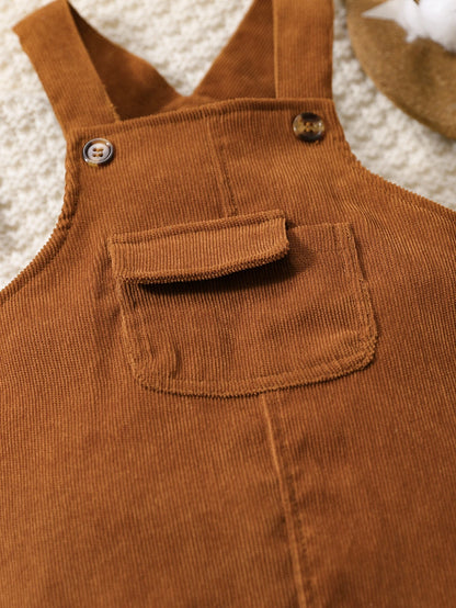 Prenda marrón overol para bebe detalle del bolsillo frontal con solapa