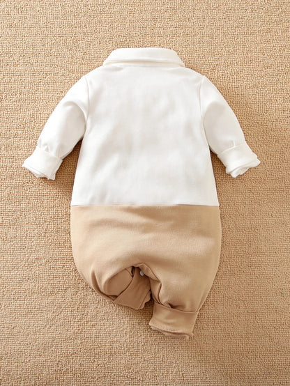 Prenda caqui mono para bebe vista trasera con contraste blanco
