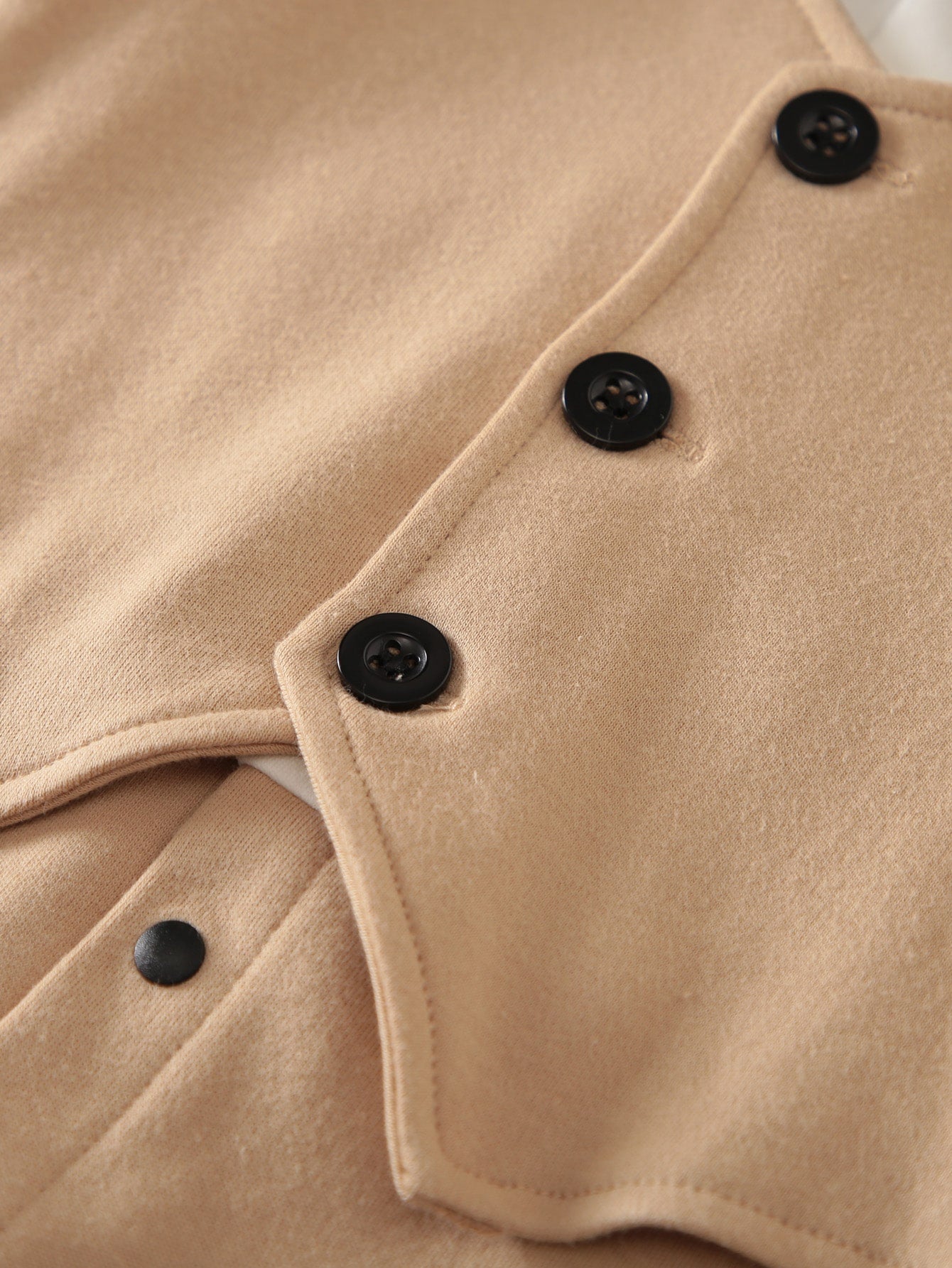 Prenda caqui mono para bebe detalle de botones delanteros
