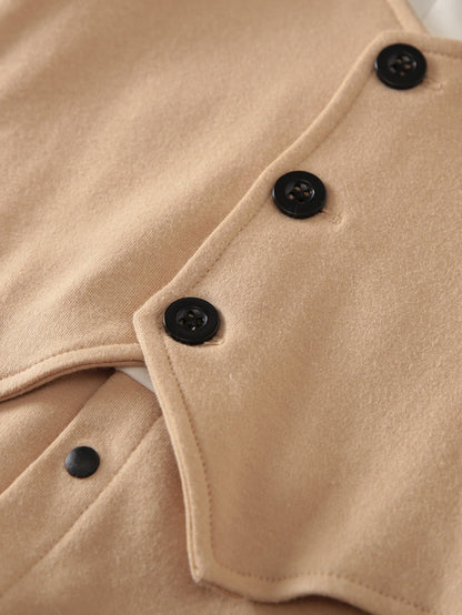 Prenda caqui mono para bebe detalle de botones delanteros
