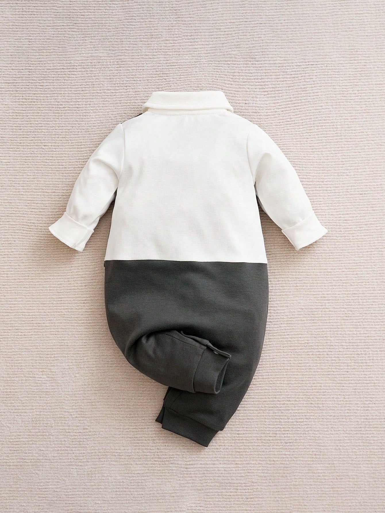 Prenda gris mameluco para bebe vista posterior con camisa blanca de manga larga