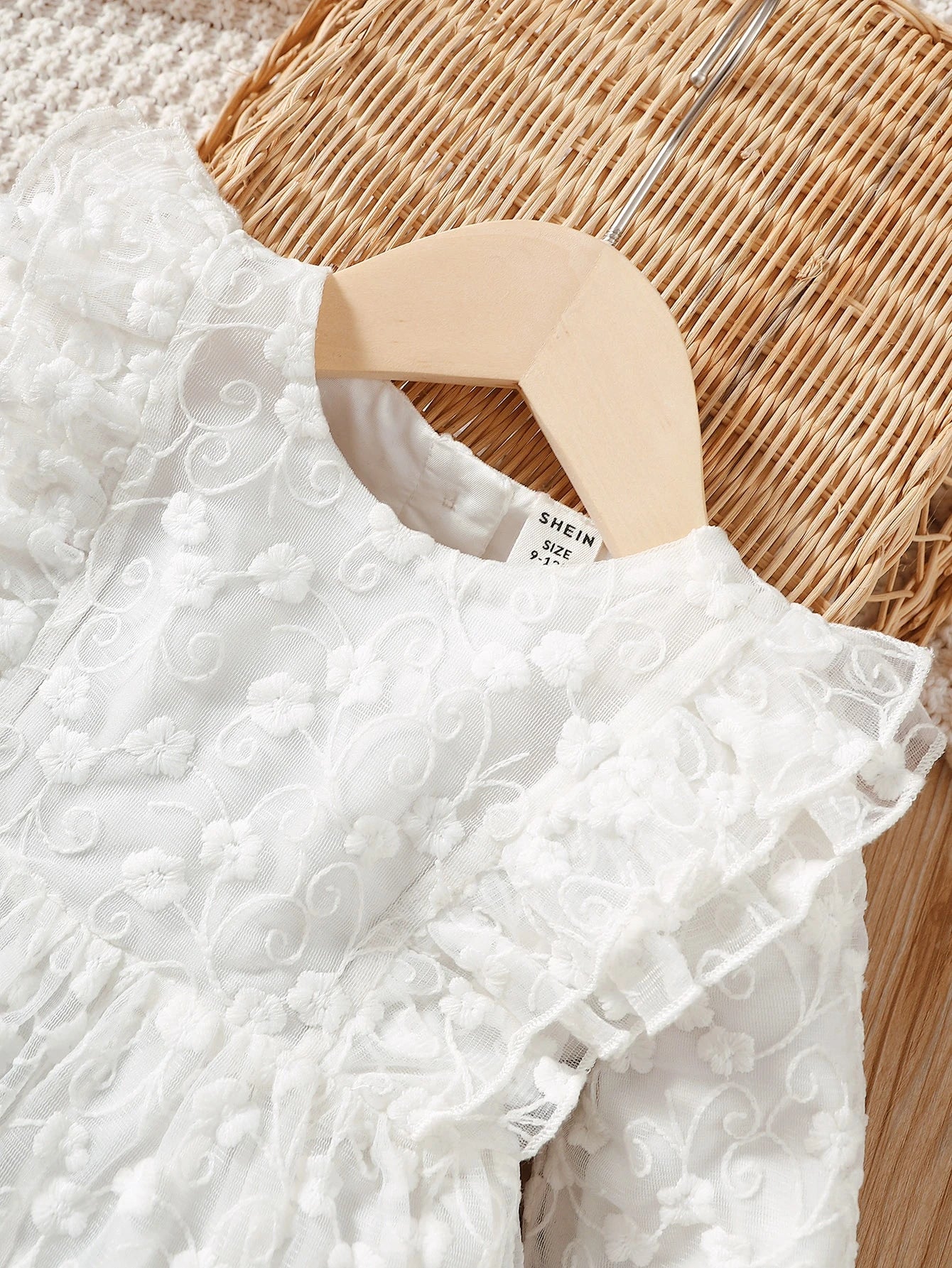 Vestido blanco bordado con volantes y malla elegante