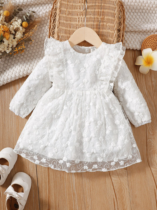 Vestido blanco bordado con volantes y malla elegante
