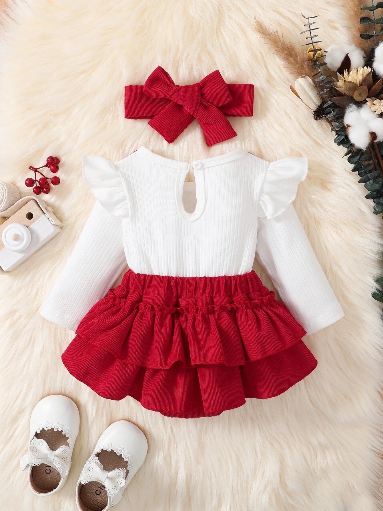 Prenda blanca body para bebe con detalle acanalado y tirantes rojos