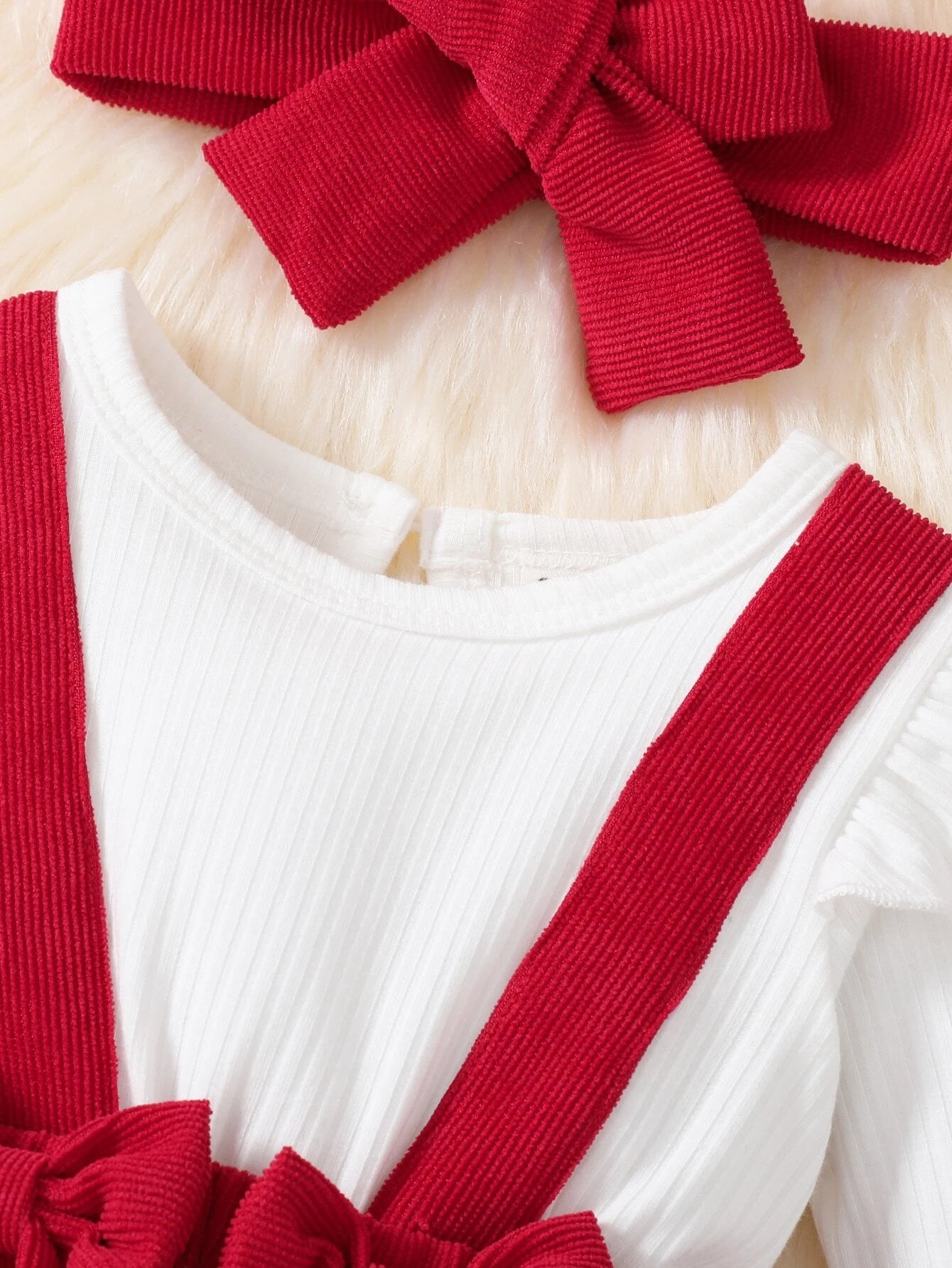 Prenda roja body para bebe con detalle de lazos frontales y textura acanalada