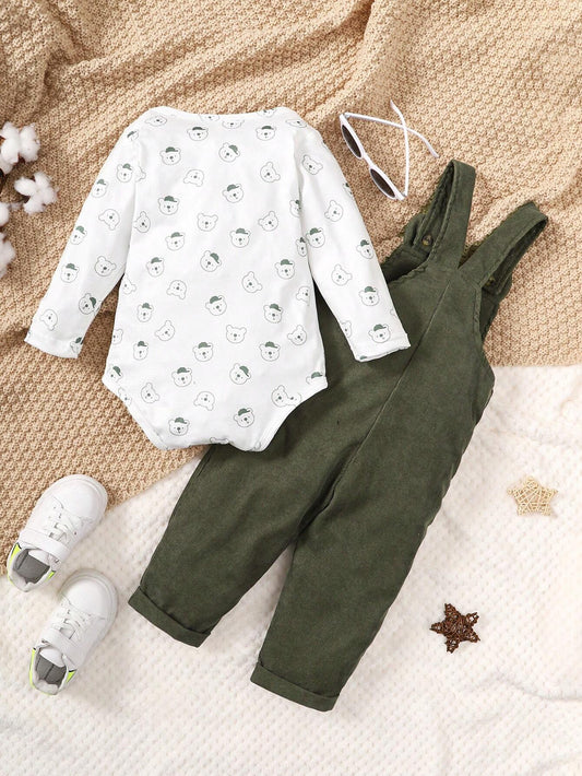Conjunto verde olivo para bebe con overol de tirantes y body blanco de manga larga, vista trasera.