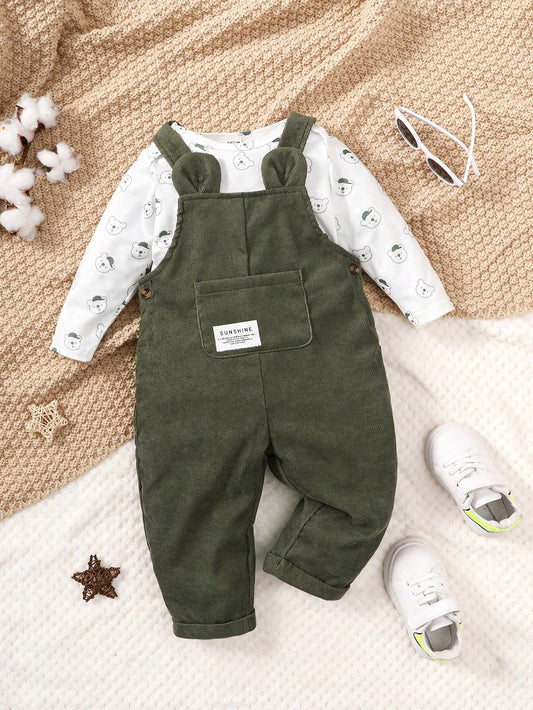 Conjunto verde olivo para bebe con overol de orejitas y body blanco estampado de ositos, vista frontal.