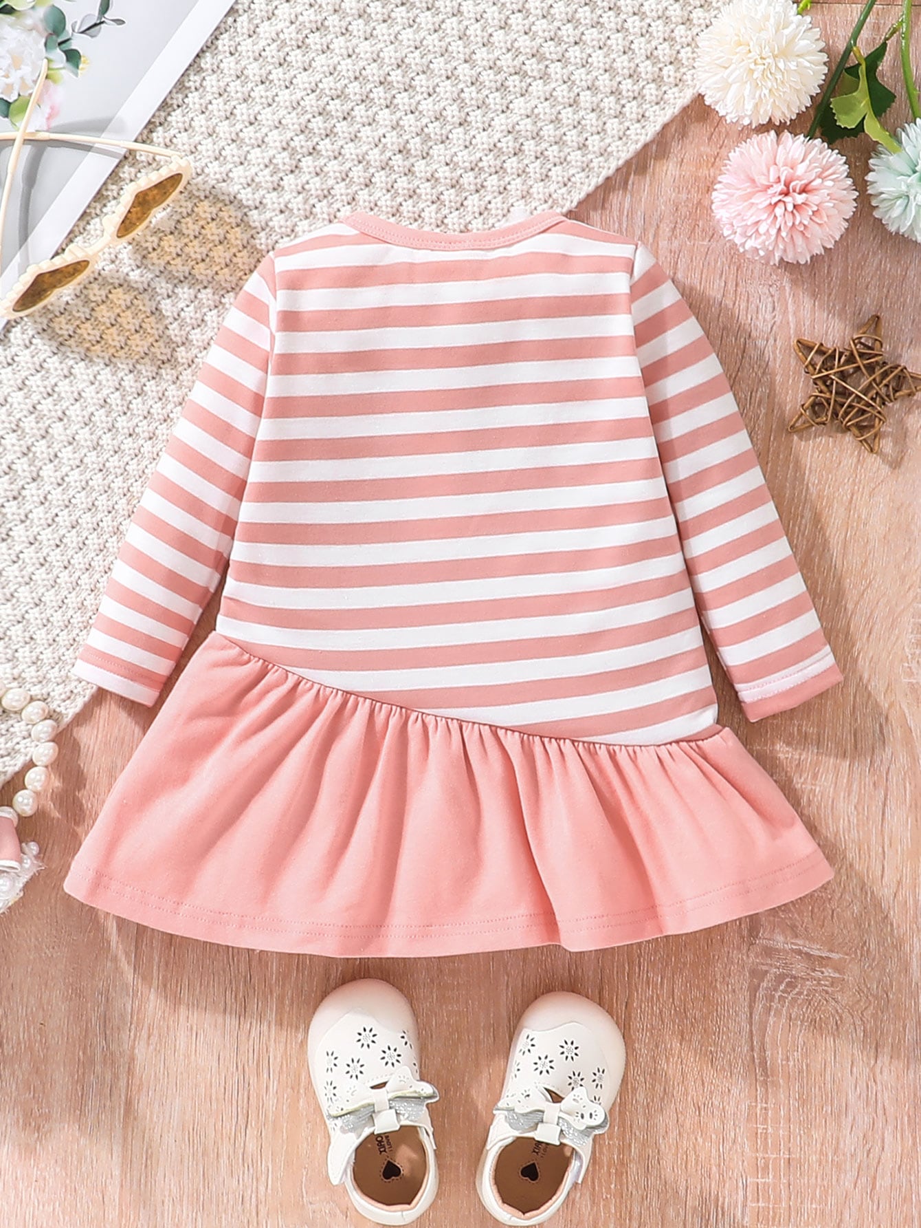 Vestido rosado con rayas y moño de conejito bordado