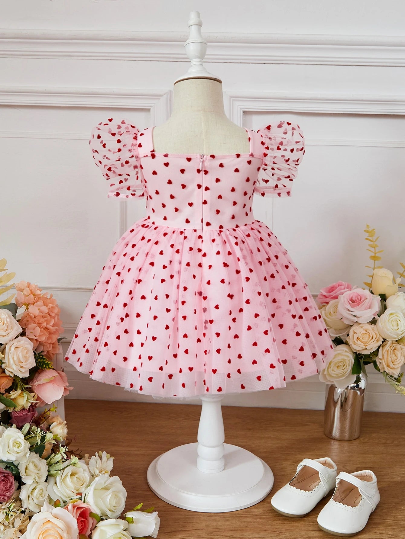 Vestido rosa con corazones y mangas de globo en tul