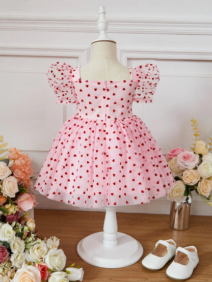 Vestido rosa con corazones y mangas de globo en tul