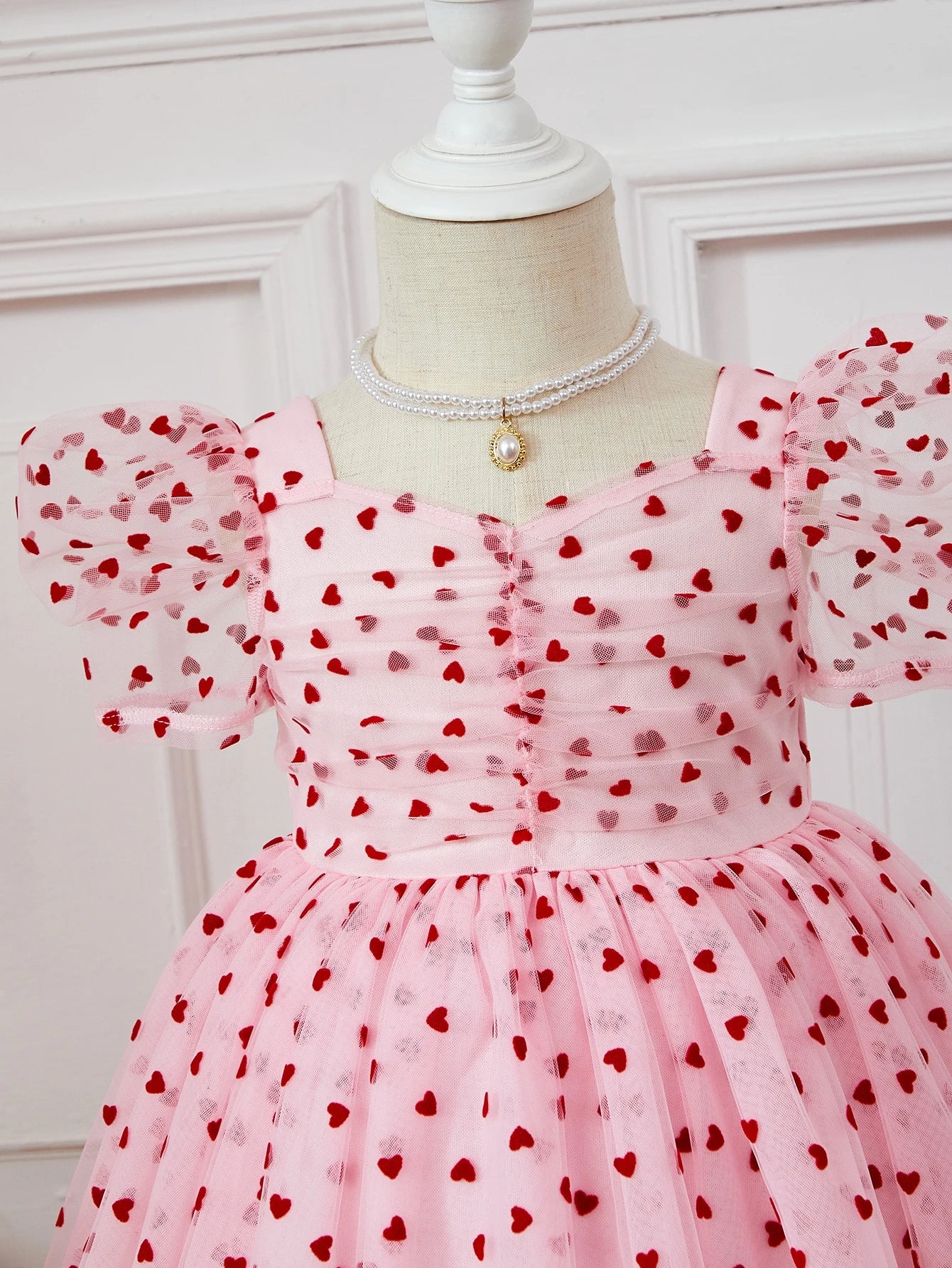 Vestido rosa con corazones y mangas de globo en tul