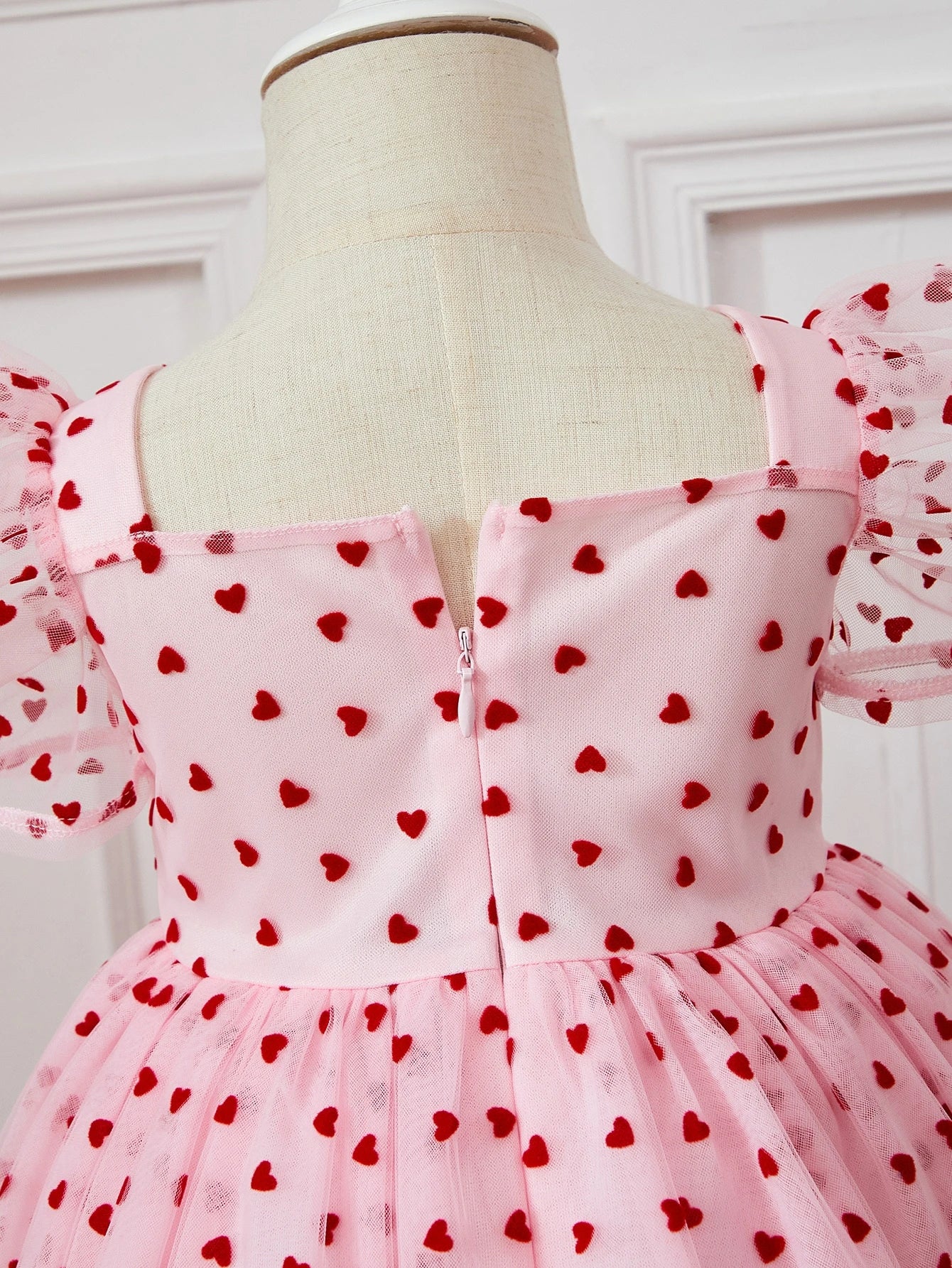 Vestido rosa con corazones y mangas de globo en tul