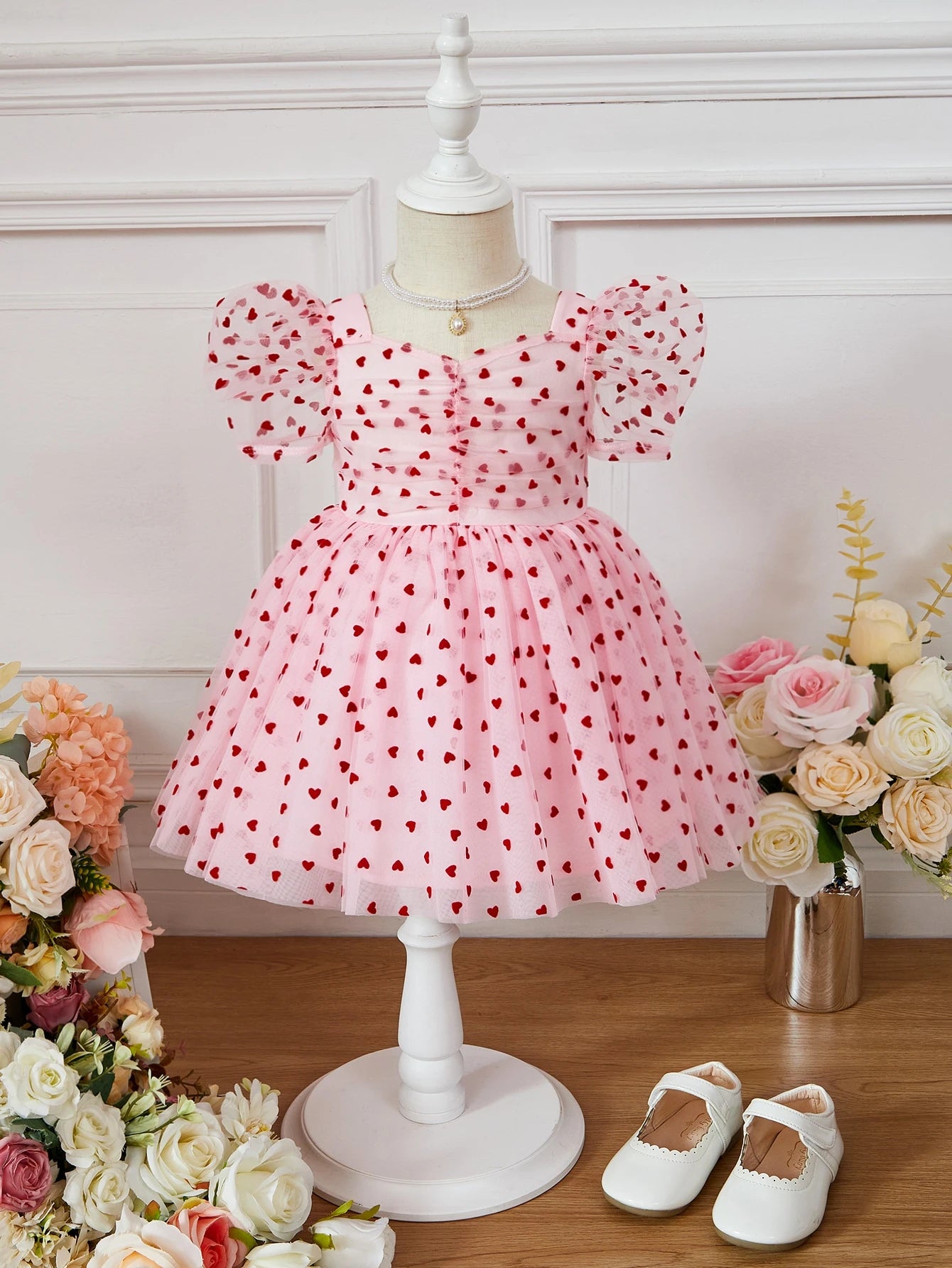 Vestido rosa con corazones y mangas de globo en tul