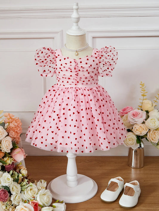 Vestido rosa con corazones y mangas de globo en tul