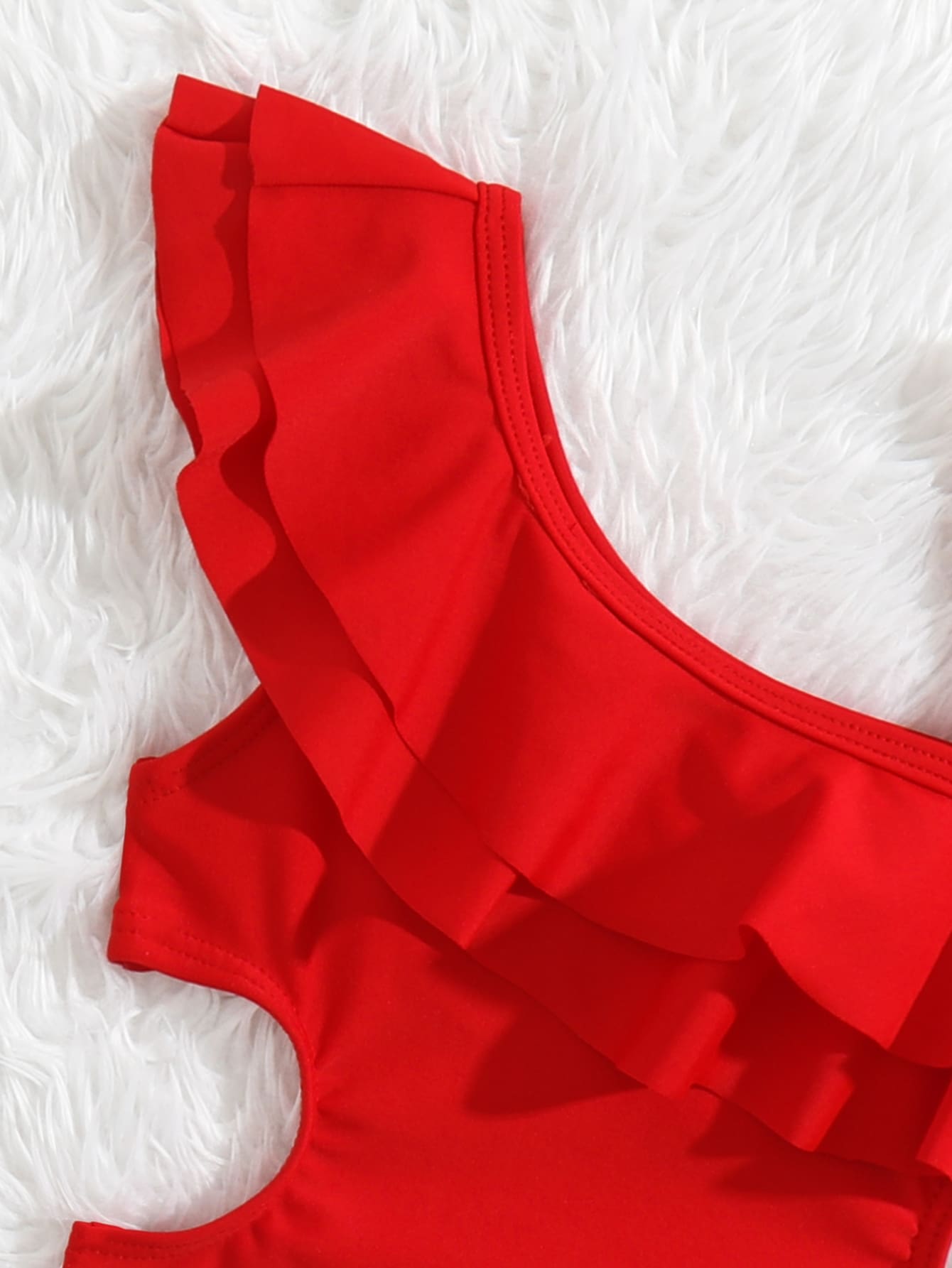 Prenda roja traje de baño para bebe detalle del volante doble