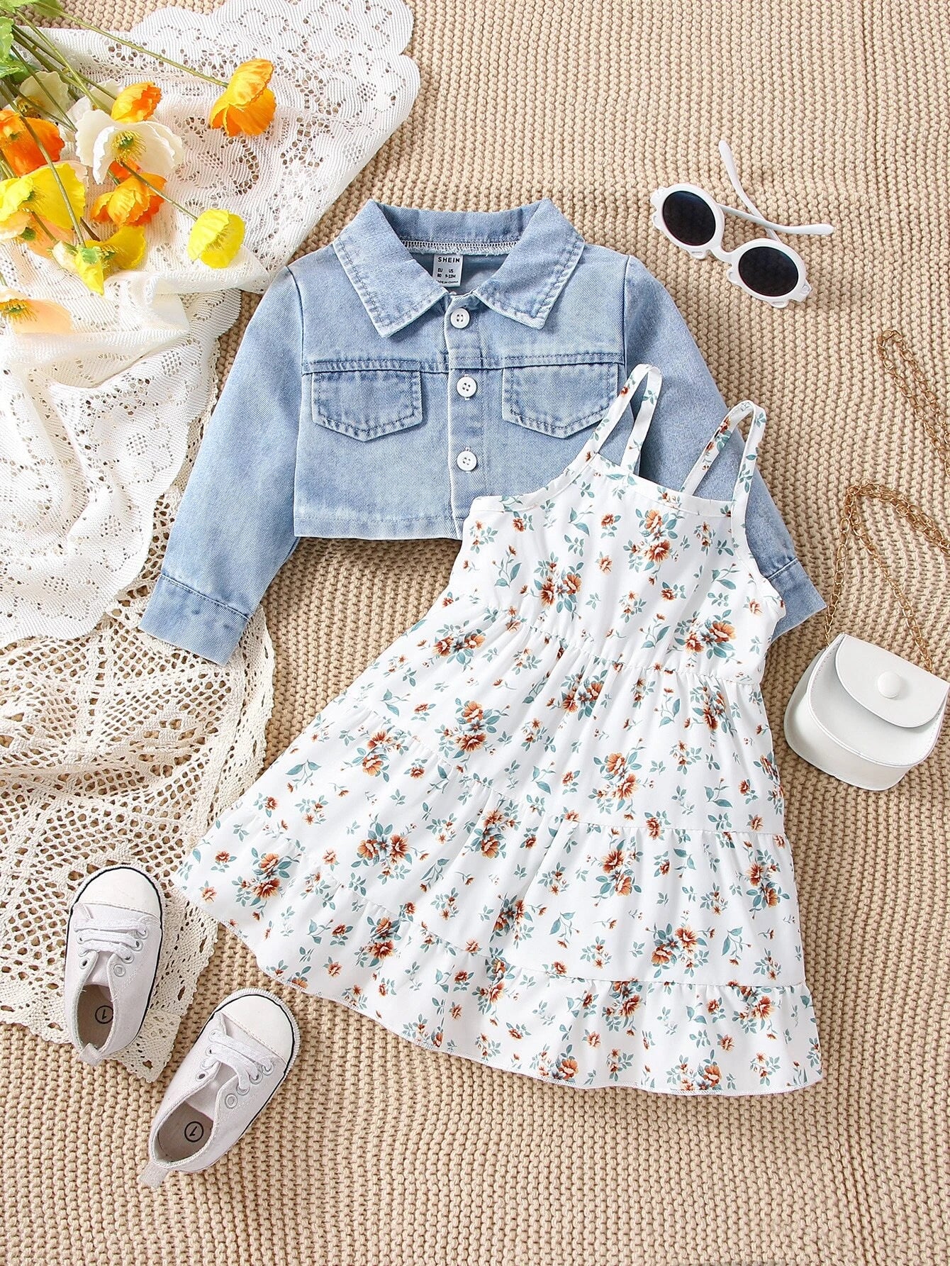 Prenda azul y blanca conjunto de vestido floral y chaqueta de mezclilla para bebe vista posterior