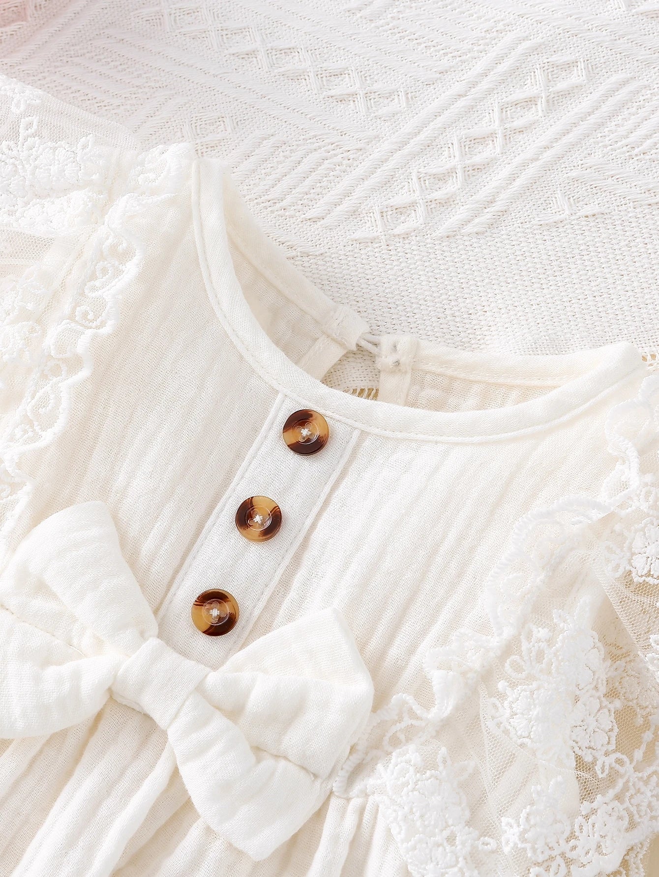 Prenda blanca vestido para bebe con volantes de encaje vista trasera