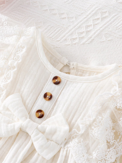Prenda blanca vestido para bebe con volantes de encaje vista trasera