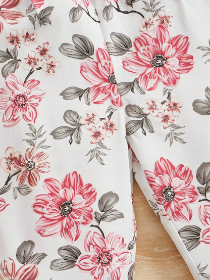 Prenda blanca enterizo para bebe con detalle de estampado floral