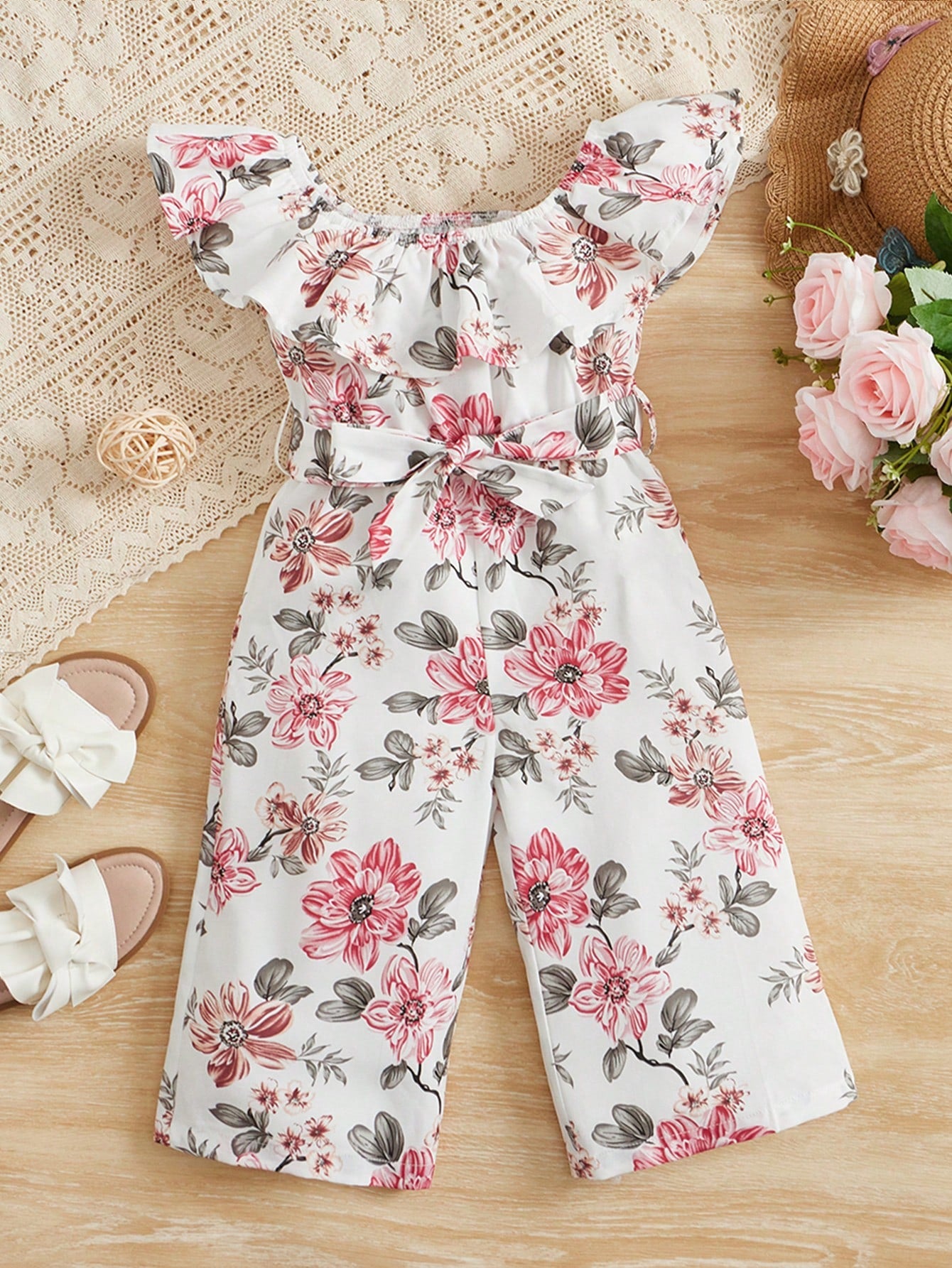 Prenda blanca enterizo para bebe con estampado floral vista frontal
