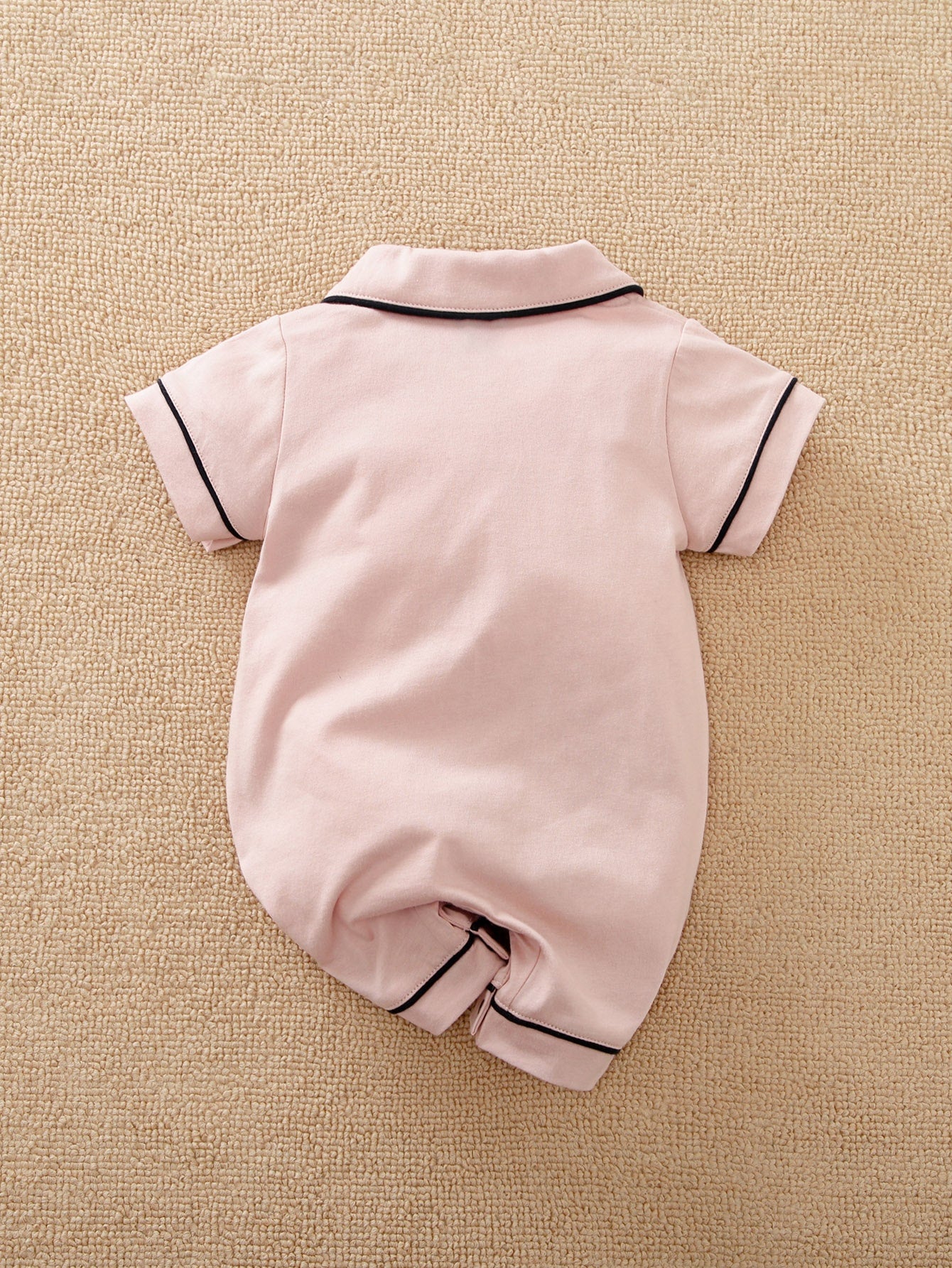 Prenda rosa pálido pijama para bebe niña con botones vista trasera